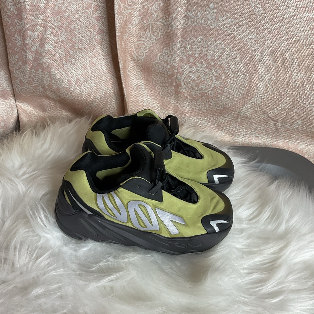 Yeezy Boost 700 MNVN ‘resin’ - Picture 1 of 6